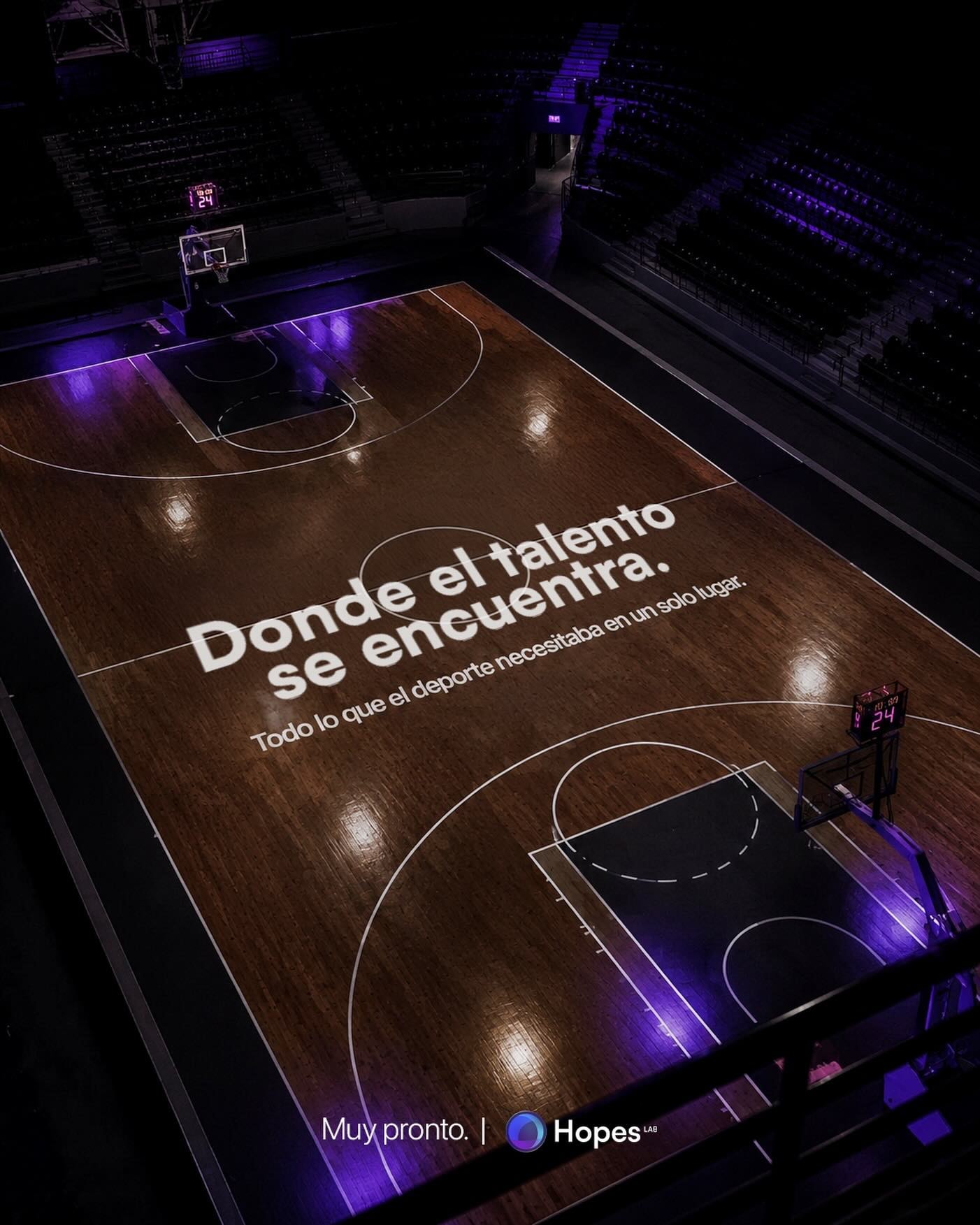 Cancha de básquet iluminada con los colores de Hopes Lab